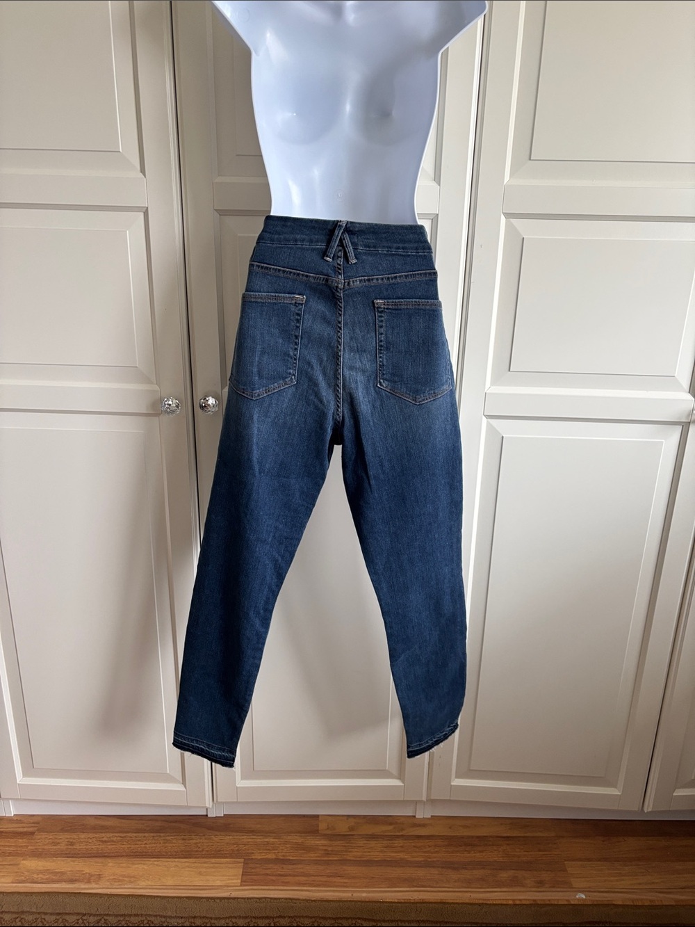 Good American Good Legs High Rise Skinny with a Chewed Hem. size 14/32 - Picture 4 of 14